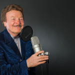 Charles Gordon mit Studio-Mikrofon - The Voice of Charlie